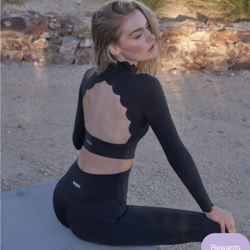 WISKII Scalloped long sleeve work out bra/crop top size large